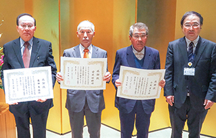 自治会長等永年勤続表彰を受賞した3人（吉田さん、安達さん、小柴さん）と五十嵐区長の集合写真