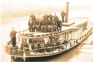 和服姿の老若男女２０人が白根丸の甲板に座っている写真