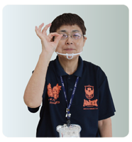 手話通訳・鈴木さんが目の前で親指と人差し指をくっつけて輪作っている写真
