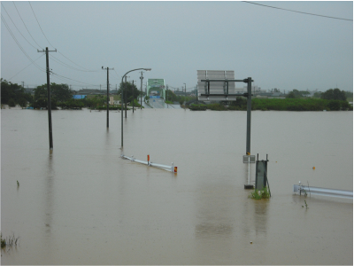 平成23年7月新潟・福島豪雨で小須戸橋付近一帯が冠水している写真