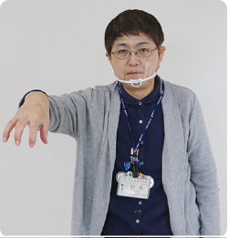 手話通訳者・鈴木さんが手の平を丸くして下向きにしている写真