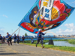 桜町組の大凧を揚げている写真