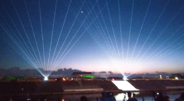 大凧合戦会場の堤防でプロジェクションマッピングが行われている写真