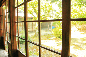 笹川邸茶の間脇の「北廊下」窓の写真