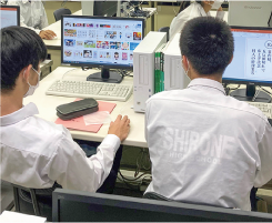 ２人の白根高校男子生徒がパソコンでカルタ制作をしている写真