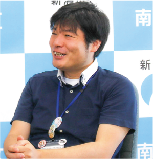 杉崎史郎さんがインタビューを受けている写真
