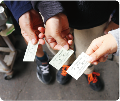 子ども３人がかぼちゃ電車の切符を見せてくれている写真