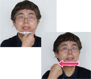 手話通訳者・鈴木さんが歯を見せながら人差し指を口の端に置いている写真
と人差し指を端から端に動かしている写真
