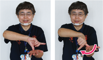 手話通訳者・鈴木さんが手の平の上で反対の手の親指を軸に「ぐるっと」回転させている写真