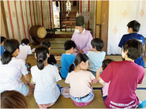 神社で子どもたちがお祓いをしてもらている子どもたちの写真