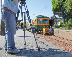 出発前のかぼちゃ電車を三脚を使って写真撮影をしている写真
