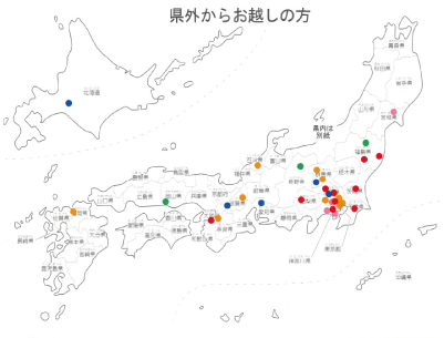 県外からの来場者が住んでいる都道府県にシールを貼った日本地図の写真