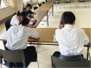 特殊詐欺被害予防活動「だまされま川柳」で川柳を作っている生徒たちの写真