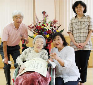 近藤三枝さんと家族の写真