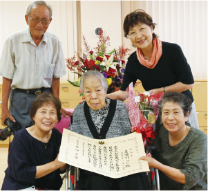 美濃川フジさんと家族の写真