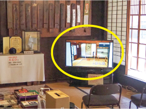 笹川邸の居間で、味方小学校が作成した動画をテレビで流している写真