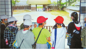 動画の中で味方小学校の児童が、笹川邸を見学しているところの写真