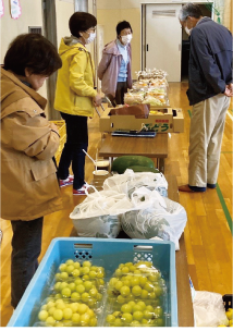 「新飯田有願（うがん）の里　おどまつり収穫祭」でシャインマスカットを販売している写真