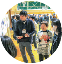 杉崎さんと織田さんが白根高校で活動している写真