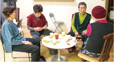 「きらきら」に参加した女性4人が丸テーブルを囲んで談笑している写真