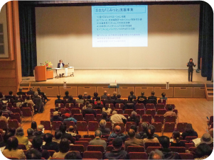 菊池まゆみさんが講演会をしている写真
