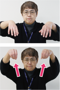 鈴木さんが開いた両手の平を胸の前で下に向けている写真と両手の平を閉じながら上に上げている写真
