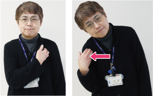 手話通訳者・鈴木さんが左肩下あたりに右手を置いている写真とその手を右に移動させながら首を倒している写真