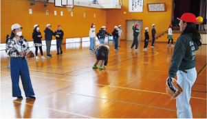 白根小学校5年生が大谷翔平選手から贈られたグローブでキャッチボールをしている写　　
　真