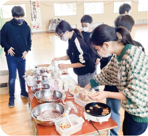 新飯田小学校　生徒がデザートを作っている写真