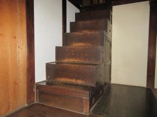姥部屋箱階段の画像