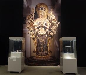 国宝　千手観音菩薩立像と像内納入品展示風景