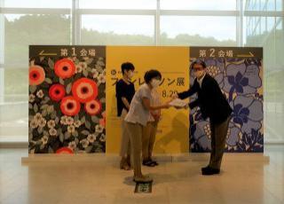 当館館長と証書を受け取る佐藤さん、加藤さん、鈴木さんの写真