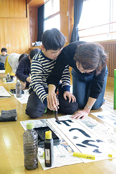 坂井東小学校の書き初め大会の練習に、地域の人がボランティアとして参加。優しく丁寧に教えてくれました