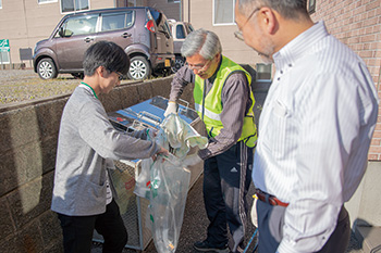 自治会と協力してゴミ分別をする新潟大学の学生ボランティア