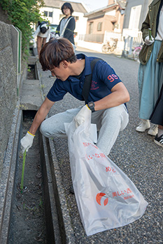 ゴミ拾いをする新潟大学の学生ボランティア