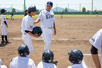 中学生を指導するプロ野球OB
