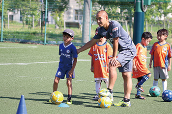 小学生を指導するアルビレックス新潟の選手