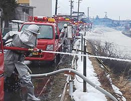 新潟市消防団西蒲方面隊　西川左岸堤防放水式の様子