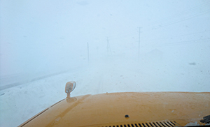 地吹雪発生時の自動車内から見た視界の写真