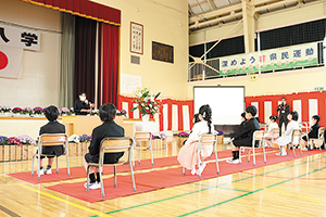升潟小学校入学式　体育館での式典の様子