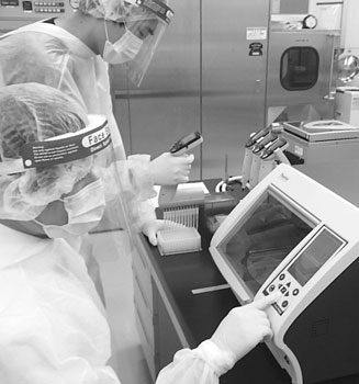 写真　衛生環境研究所に新たに導入された自動核酸抽出機（写真手前）