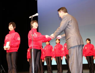 表彰盾と副賞の目録を贈呈する篠田市長