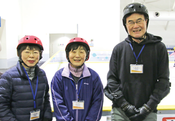 フィギュアスケートアダルト初級クラスに参加した松縄さん、石井さん、山西さん