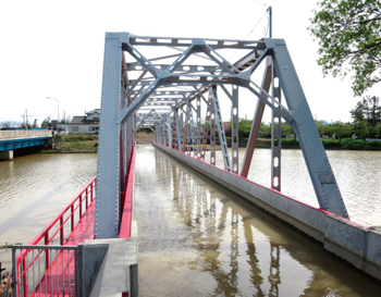 新川の上を通る西川水路橋