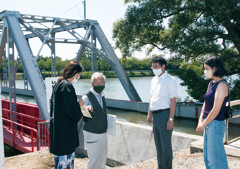 「越後新川まちおこしの会」の皆さんと「西川水路橋」を訪れました