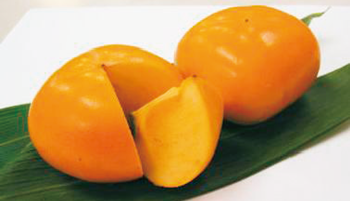 西蒲区は県内産の柿の一大産地。越王おけさ柿はしっとりした肉質が特徴