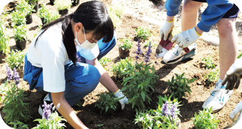 笹川邸（南区味方）で地域の人と一緒に花を植える生徒