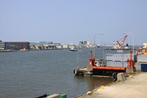 万代島から見た新潟西港の写真　ダウンロードページへリンク