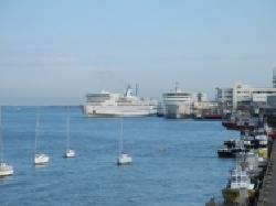新潟西港とフェリーの写真