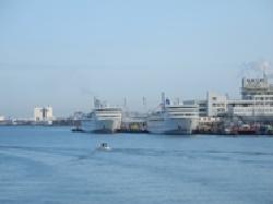 新潟西港とフェリーの写真